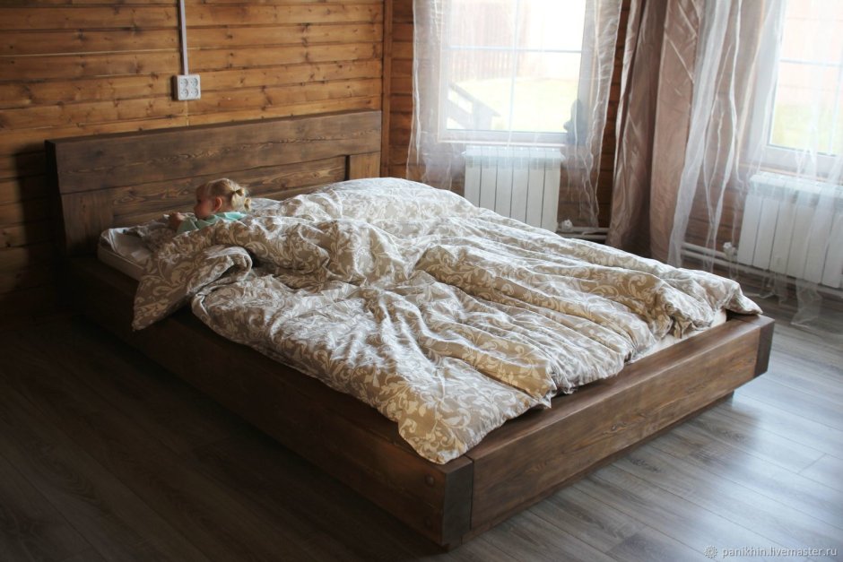 Деревянная кровать из бруса