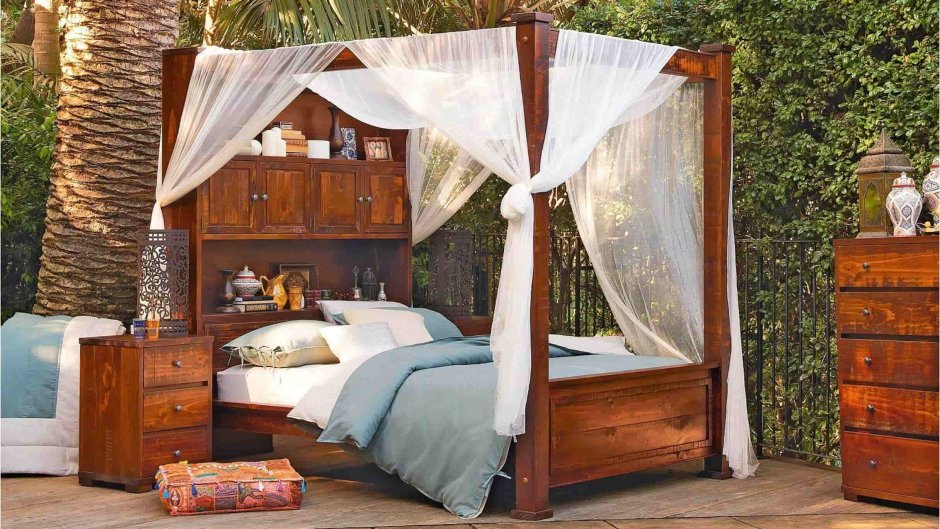 Кровать деревянная с балдахином на даче