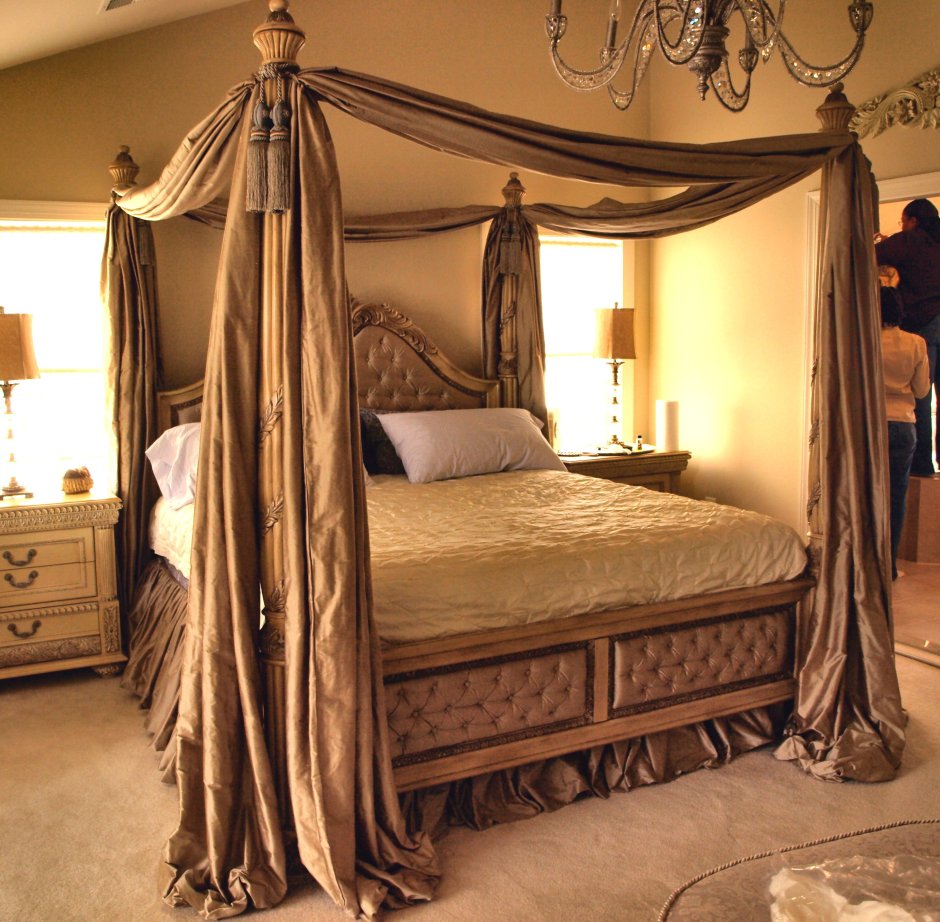Двуспальная кровать с балдахином в деревянном доме