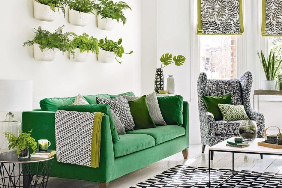 Зеленый диван в гостиной