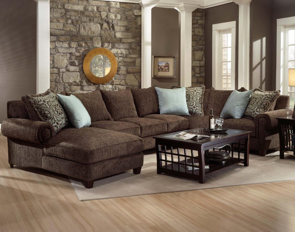 Декоративные подушки на коричневый диван