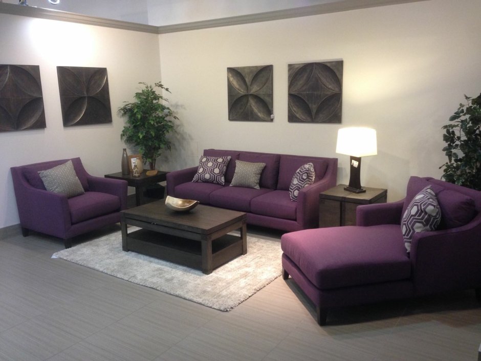 Фиолетовый диван в гостиную