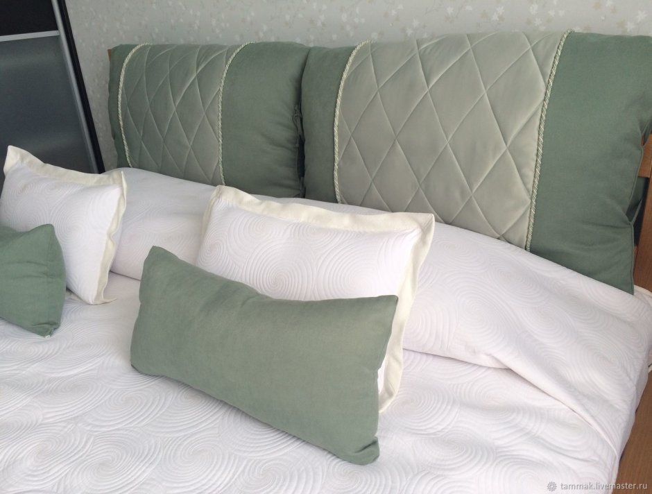 Подушки на кровати в интерьере (63 фото)