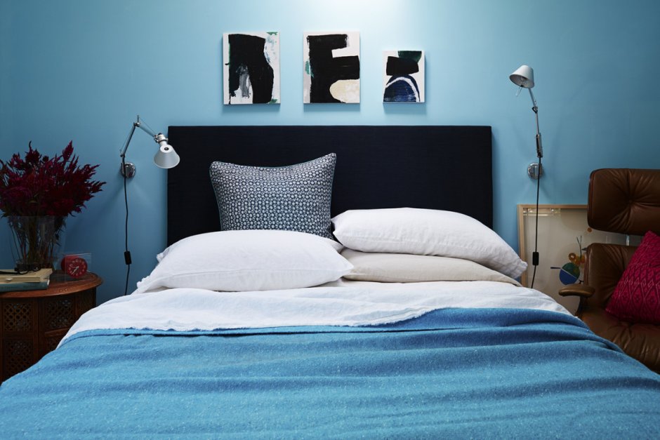 Кровати на фоне синего цвета стен