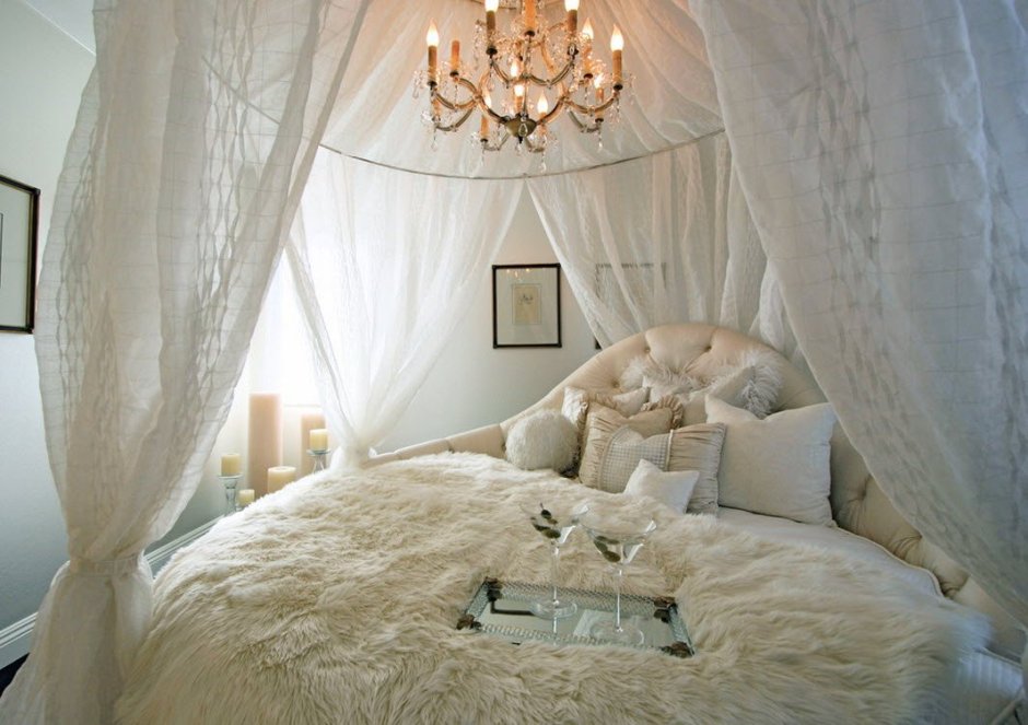 Круглая кровать с балдахином