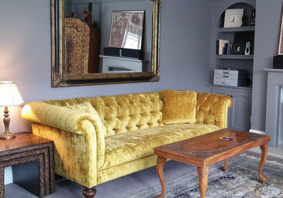 Золотой диван в интерьере