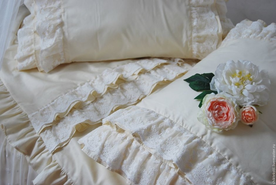 Спальня для молодоженов в брачную ночь с балдахином