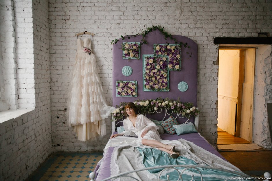 Фотосессия жениха и невесты на кровати