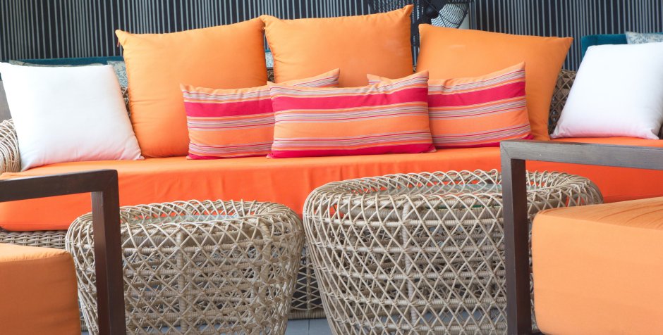 Оранжевые подушки на диван (57 фото)