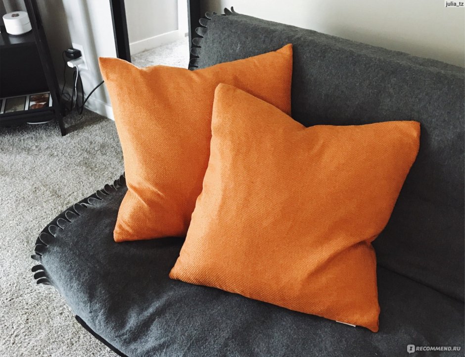 Подушка оранжевая декоративная