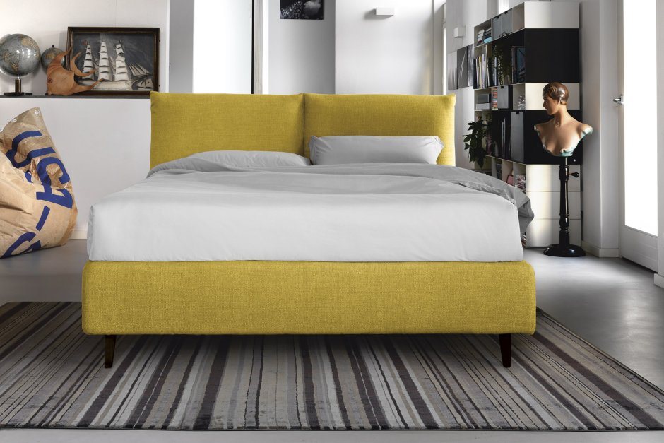 Желтая кровать