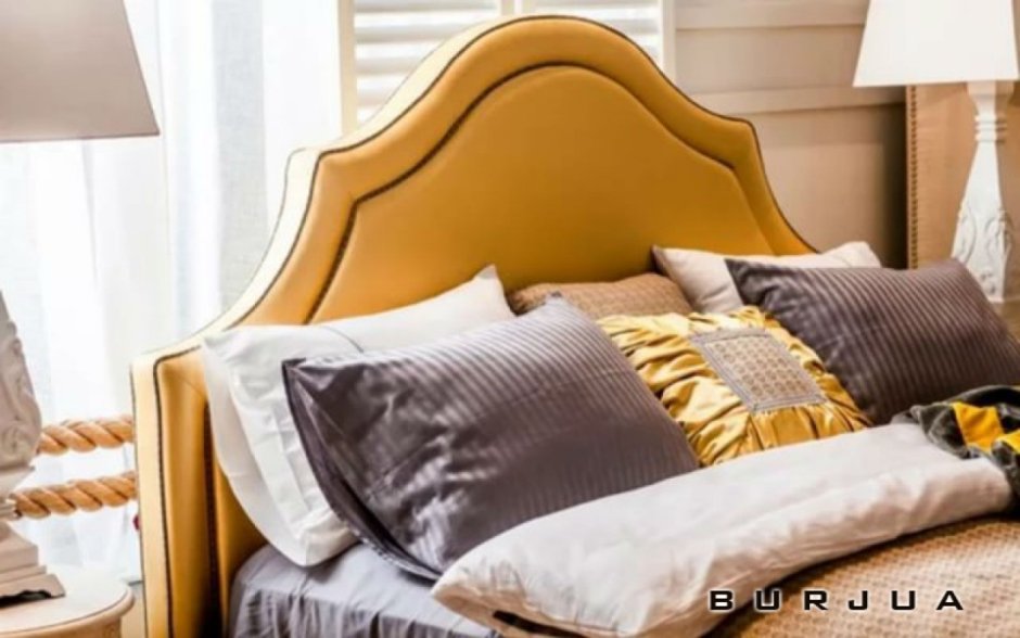 Двуспальная кровать горчичного цвета