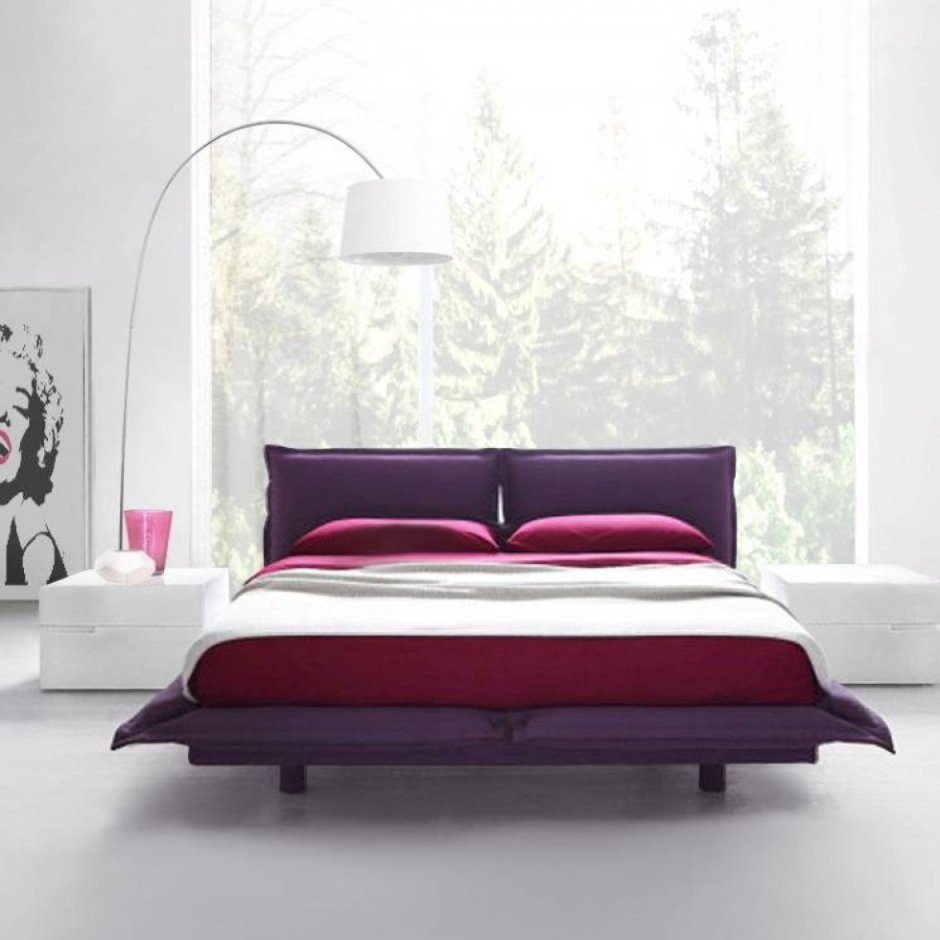 Белая кровать с фиолетовым изголовьем