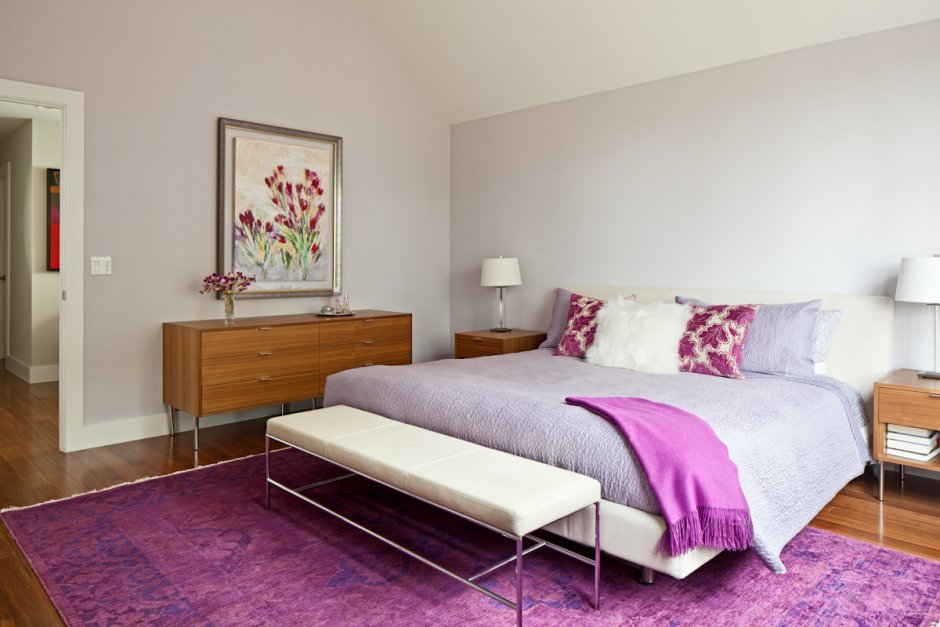 Кровать в сиреневом цвете