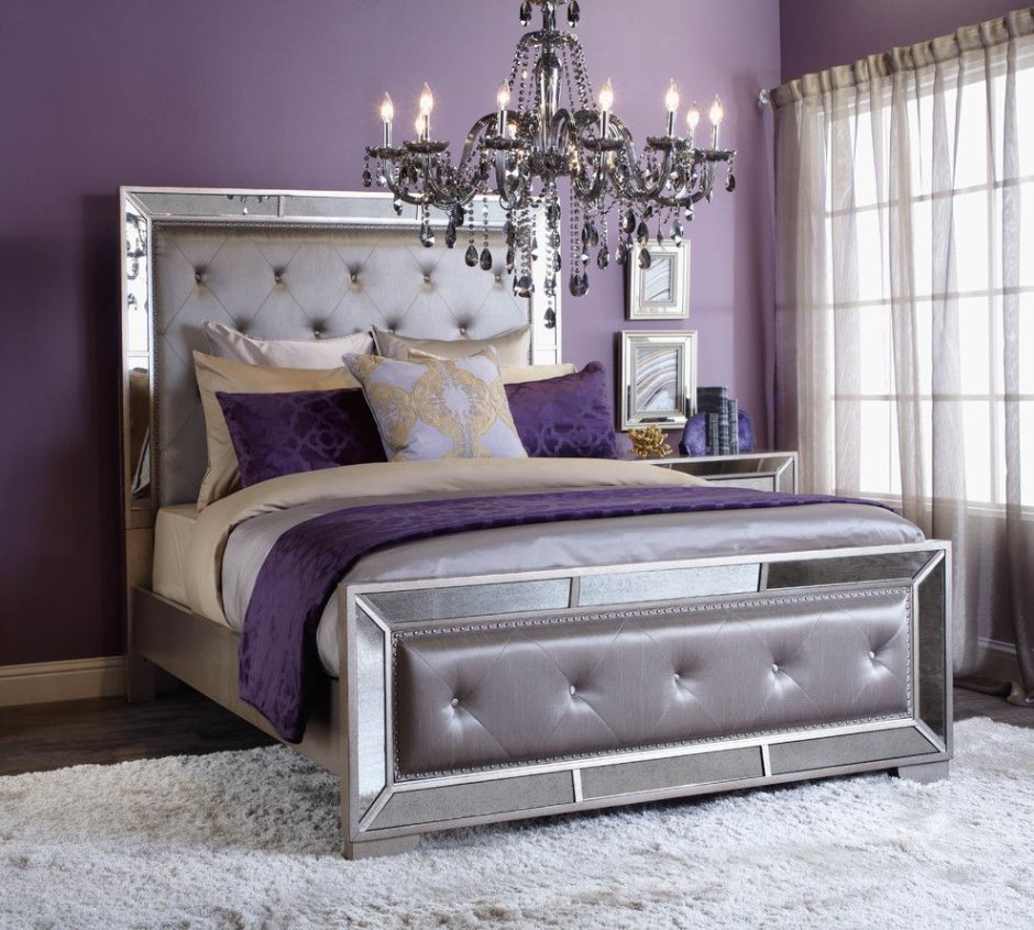 Спальня с кроватью лилового цвета