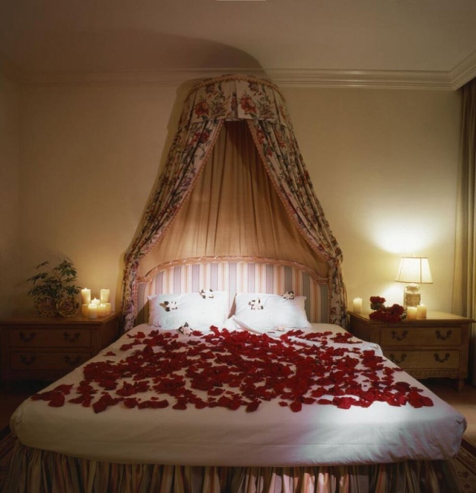 Свадебная кровать