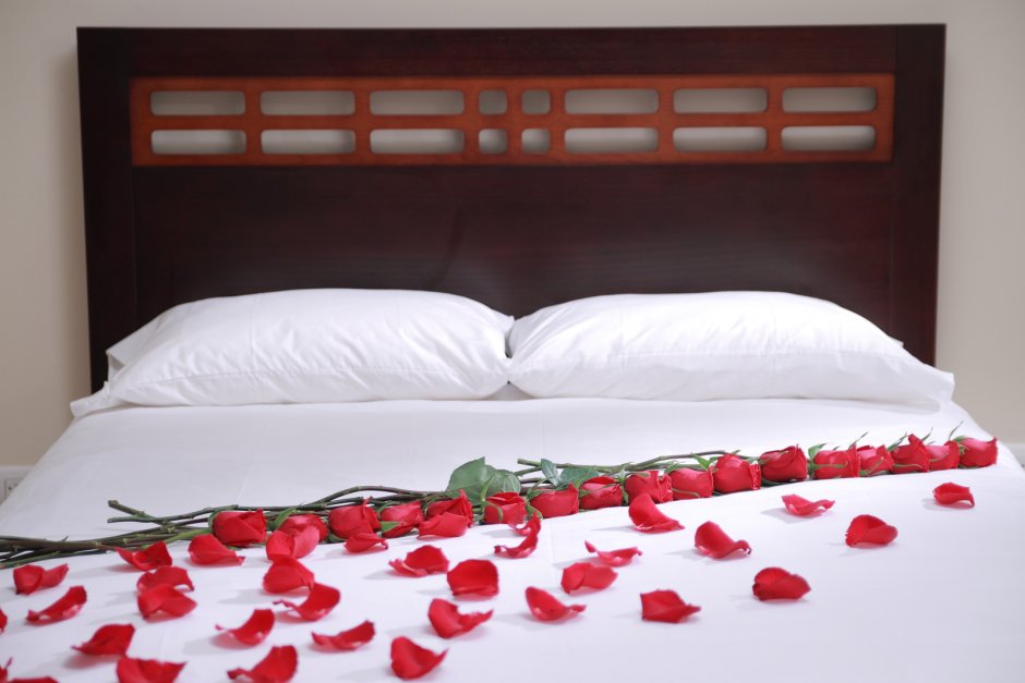 Кровать усыпанная розами