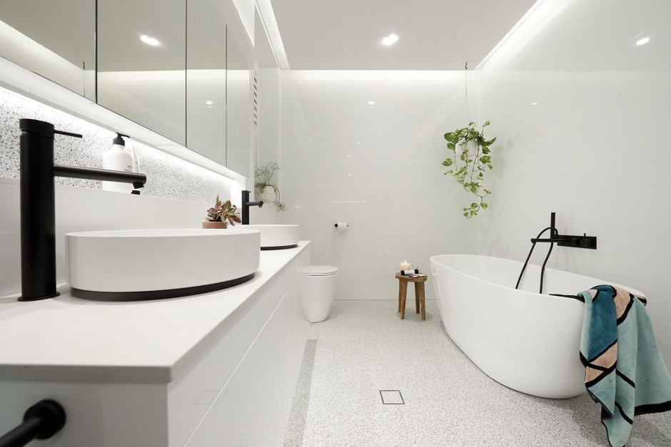 Современная белая ванная комната
