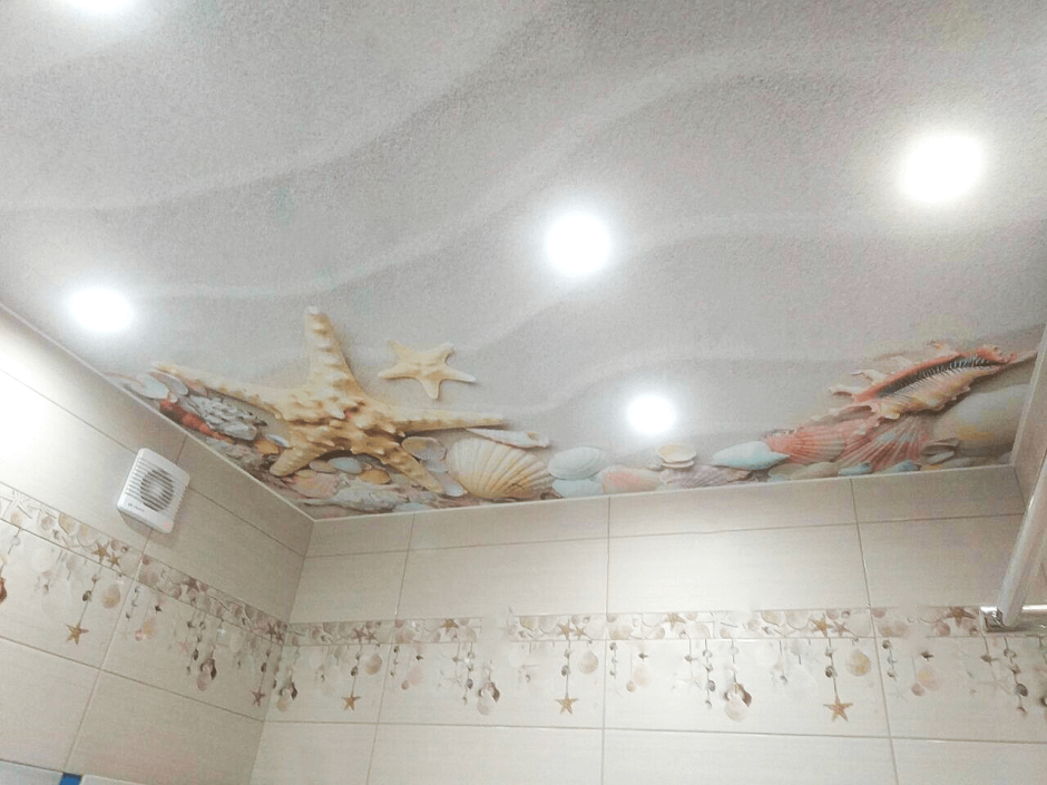 Глянцевый потолок в туалете
