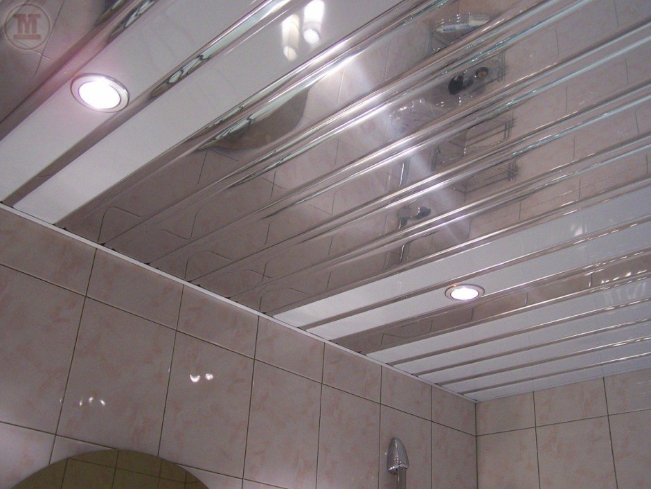 Потолок из панелей в ванной