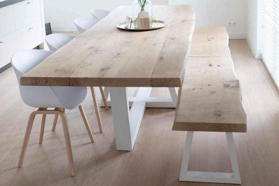 Обеденный стол в скандинавском стиле