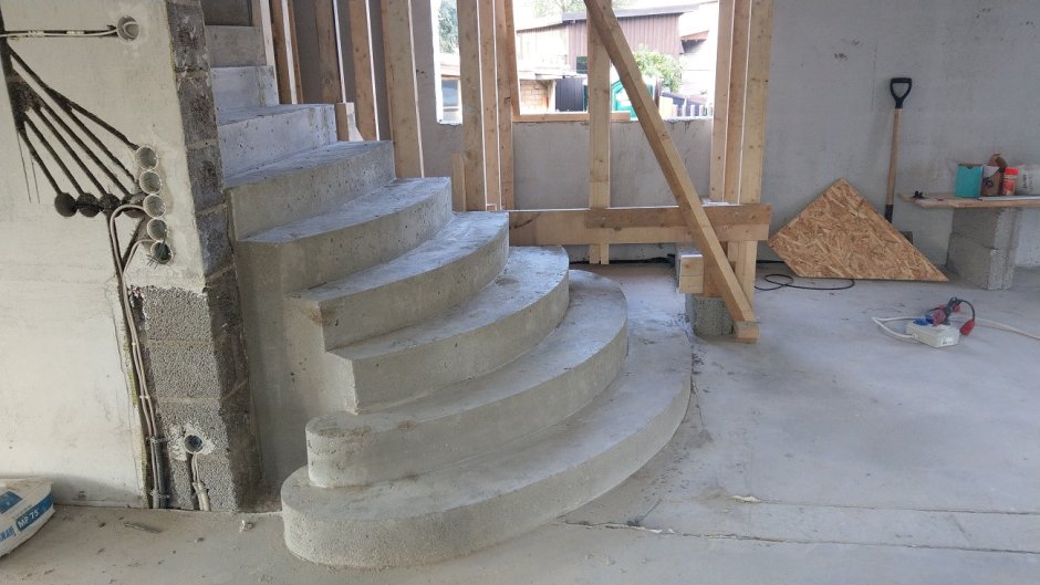 Винтовая бетонная лестница в коттедже