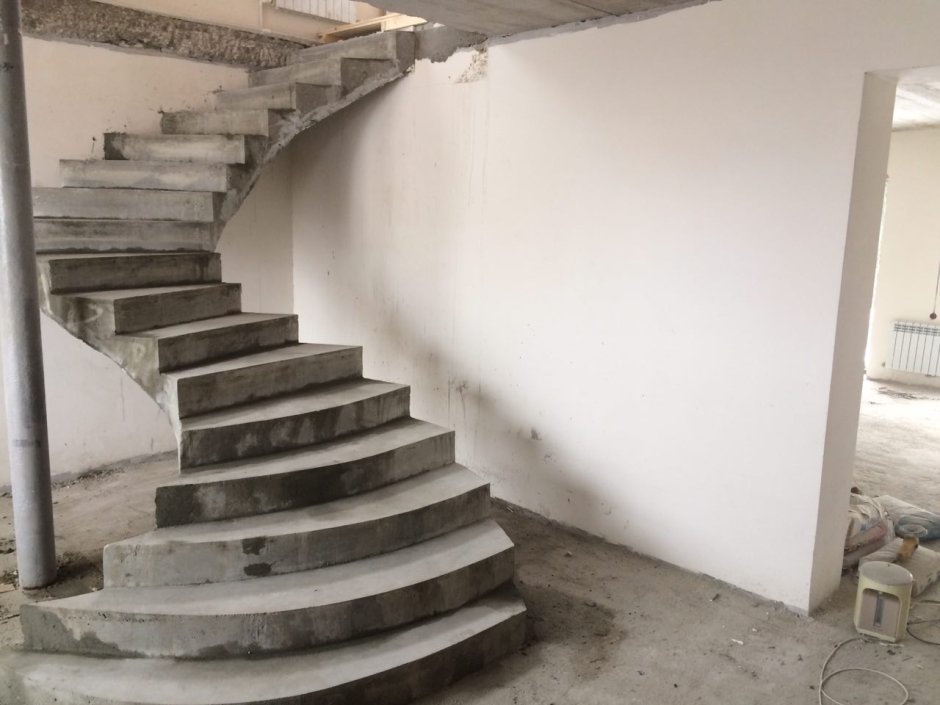 Полувинтовая бетонная лестница