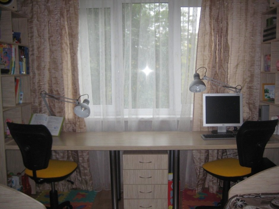 Письменный стол на двоих вдоль окна