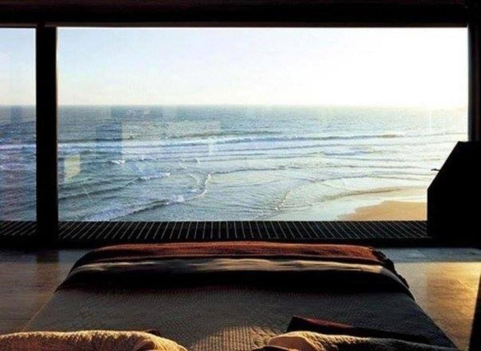 Красивая кровать с видом на море