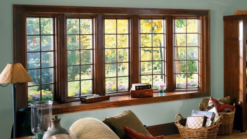 Интерьер с деревянными коричневыми окнами