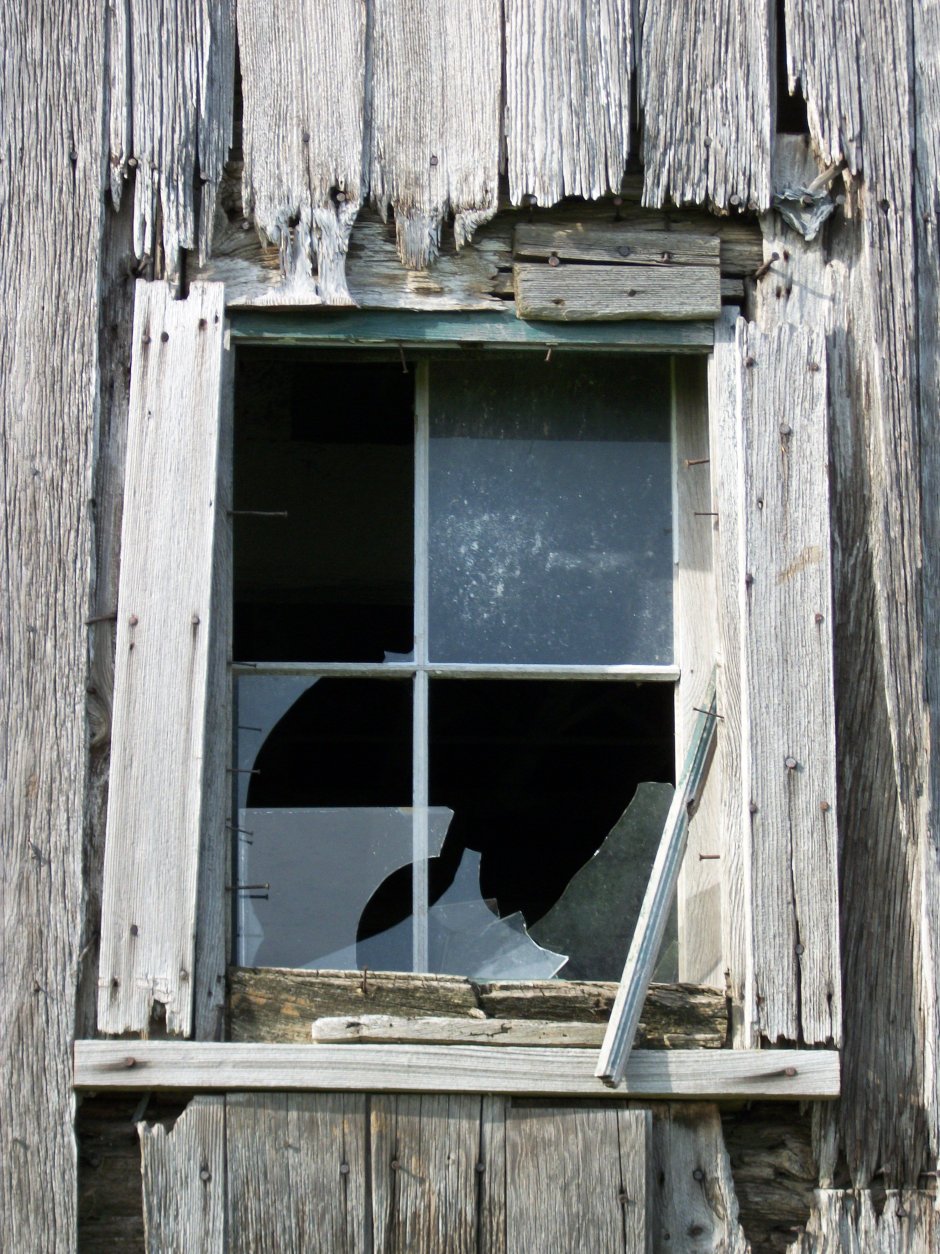 Окно заброшенного дома