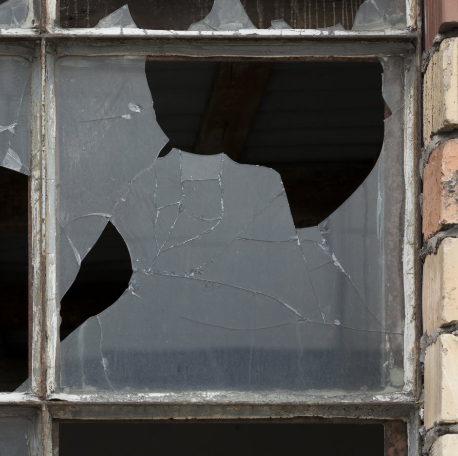 Разбитое окно (41 фото)