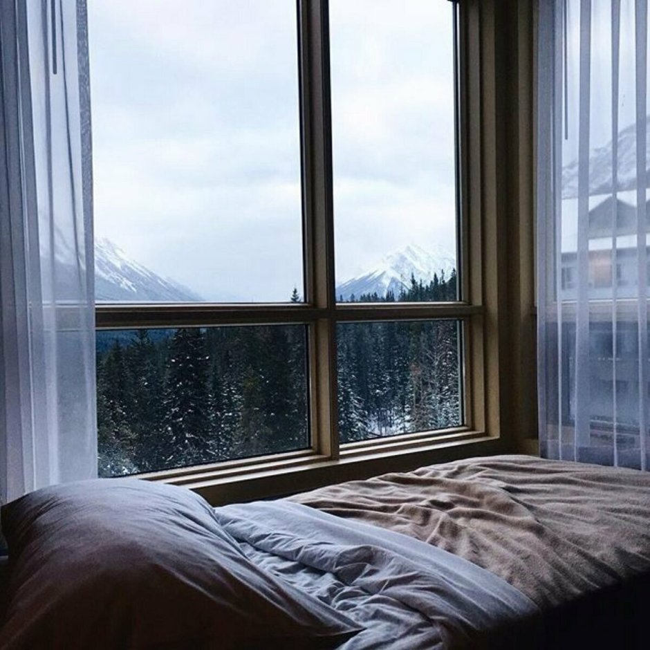 Кровать рядом с окном