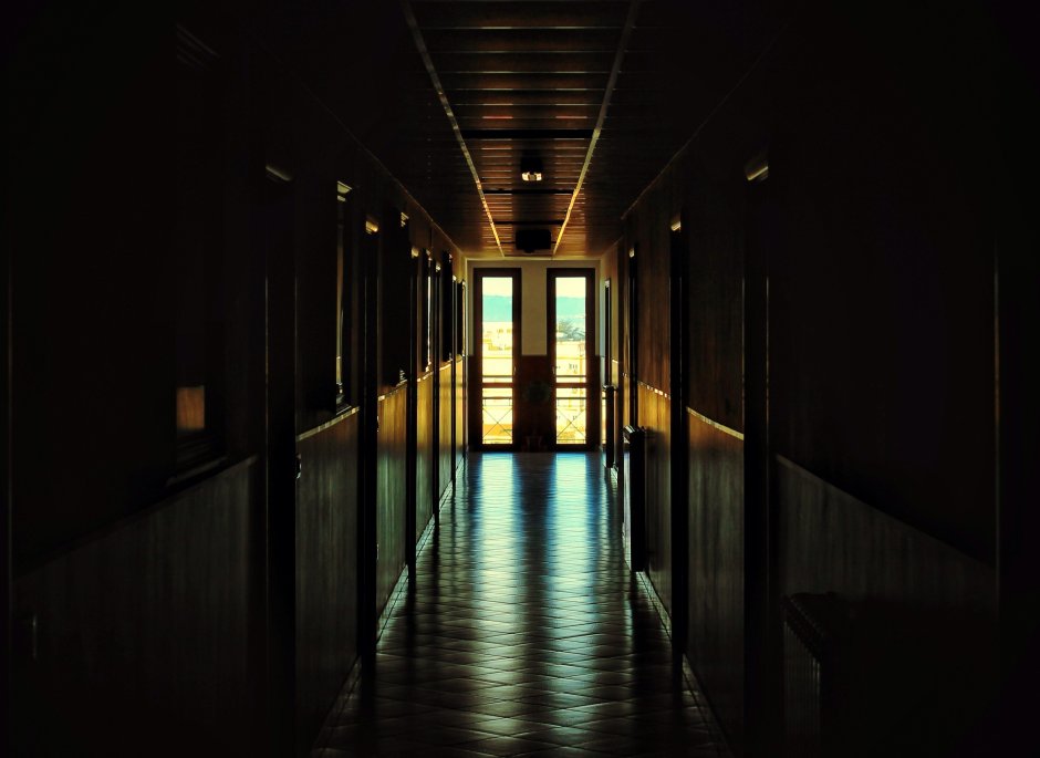 Мрачный школьный коридор