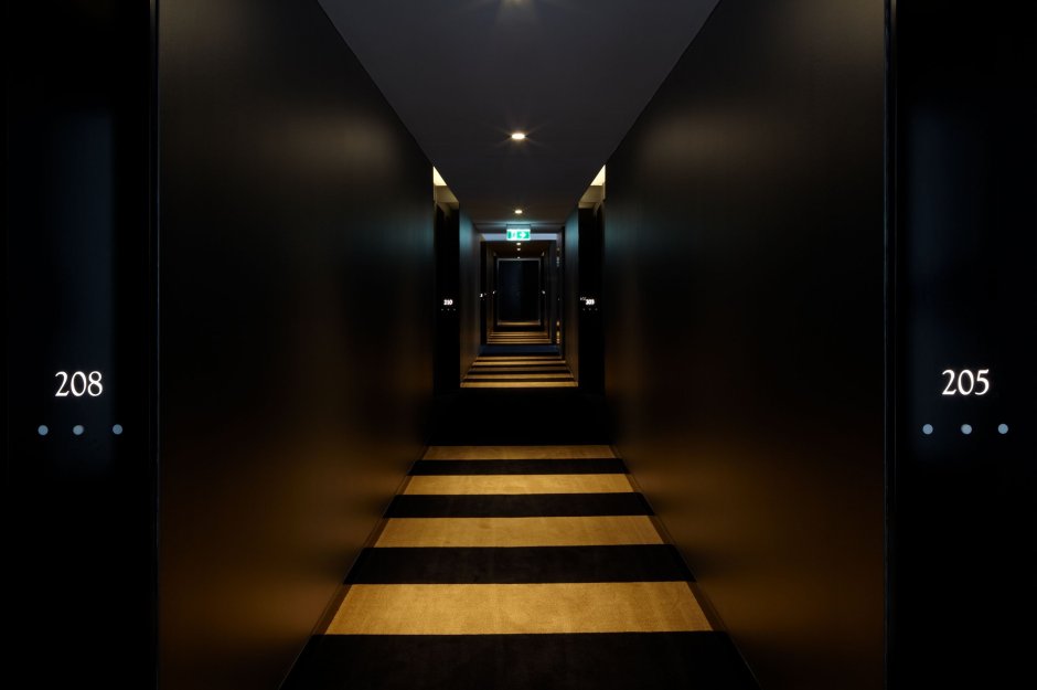 Тёмный коридор в отеле