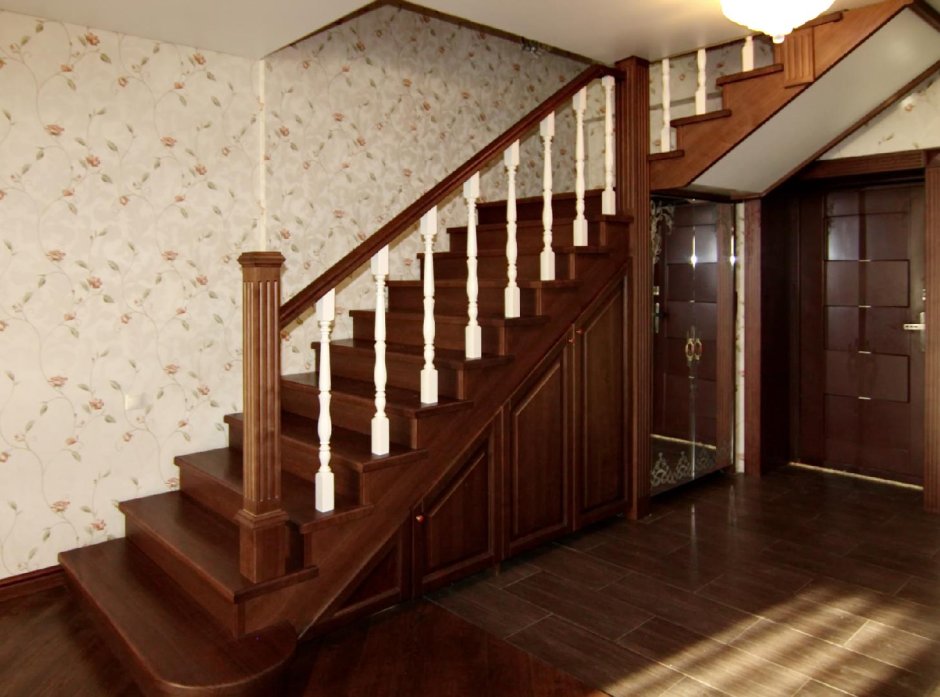 Деревянные лестницы со встроенными шкафами