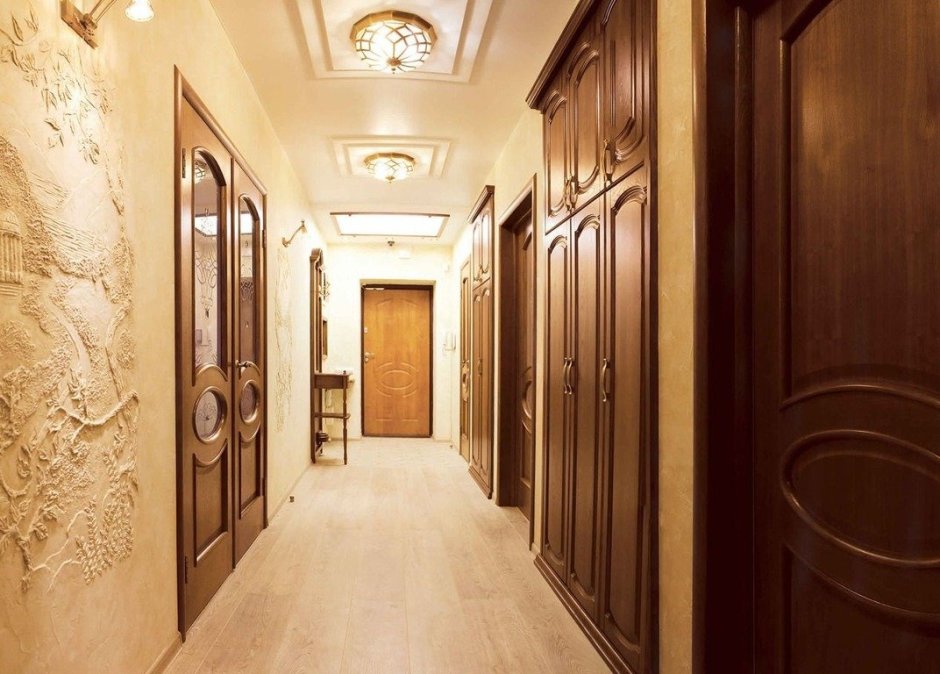 Красивая дверь в коридоре