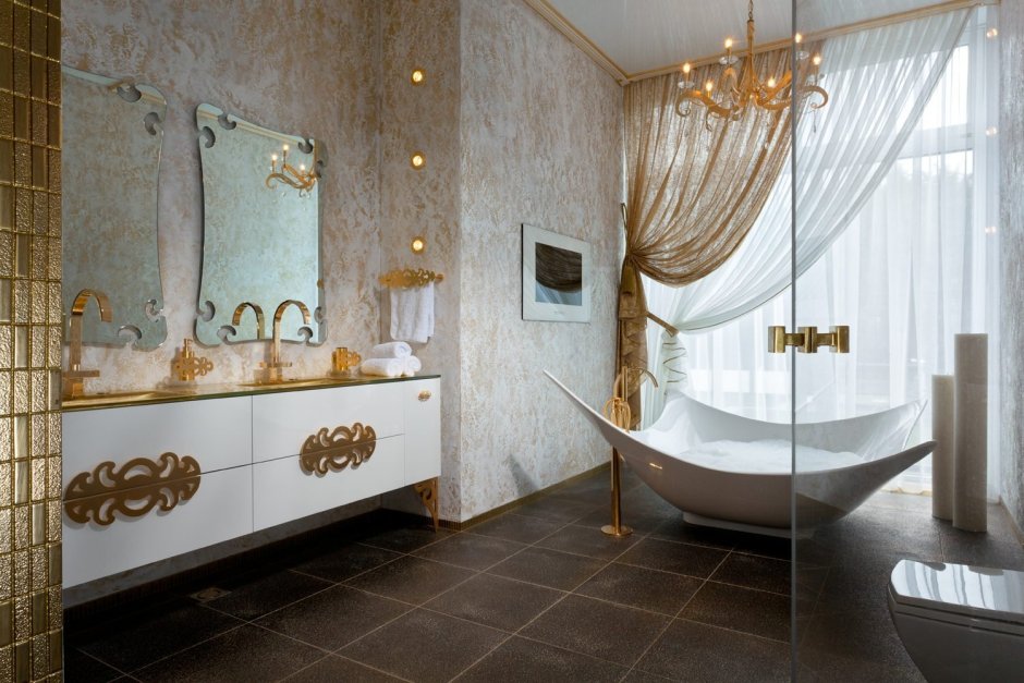 Ванная комната с золотом