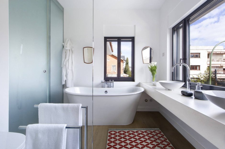 Ванная комната в скандинавском стиле с окном