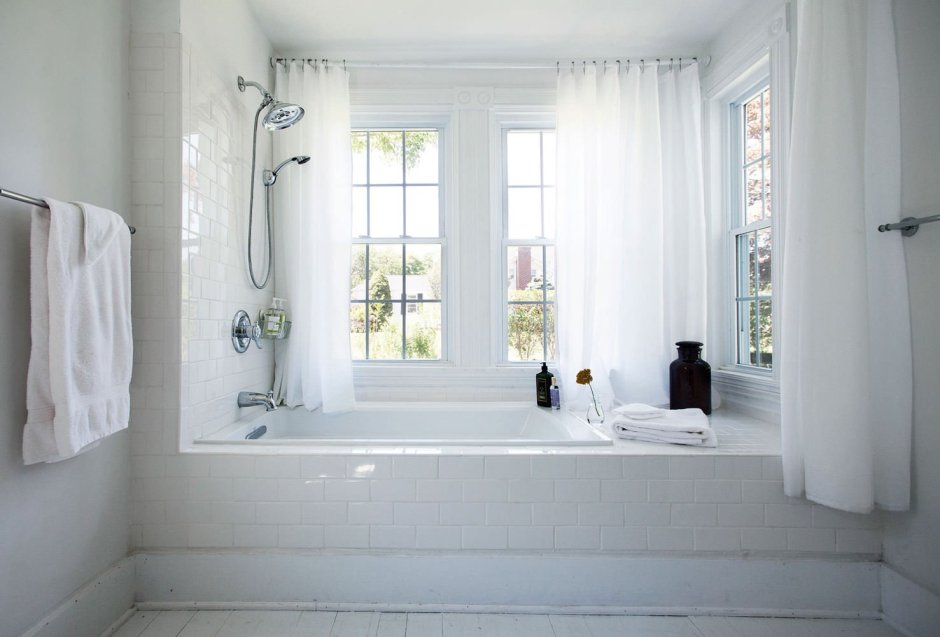 Белая ванная комната с окном