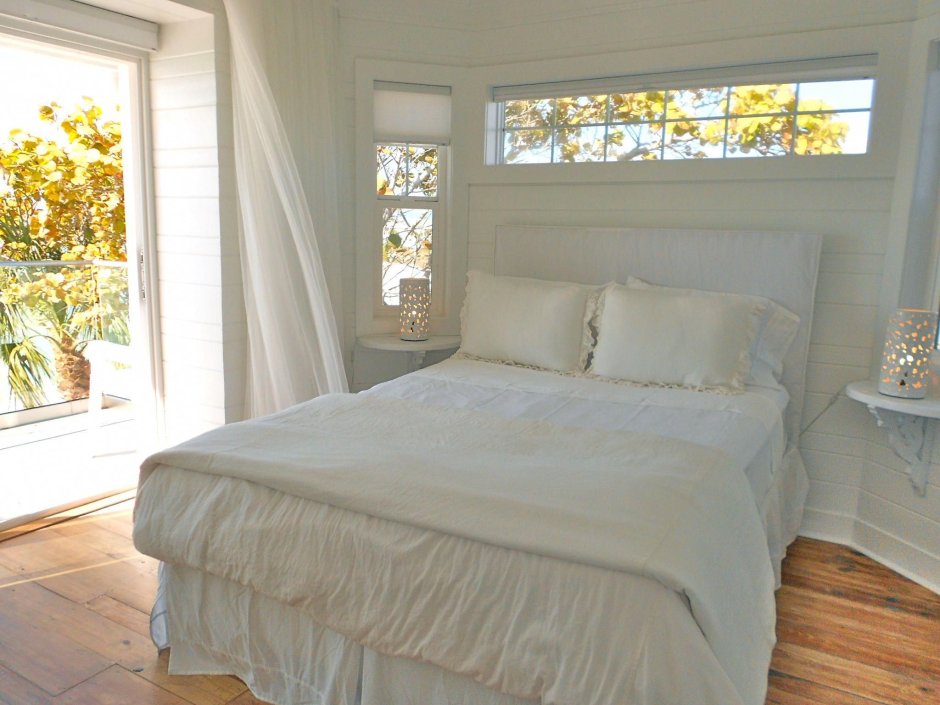 Двуспальная кровать изголовьем к окну