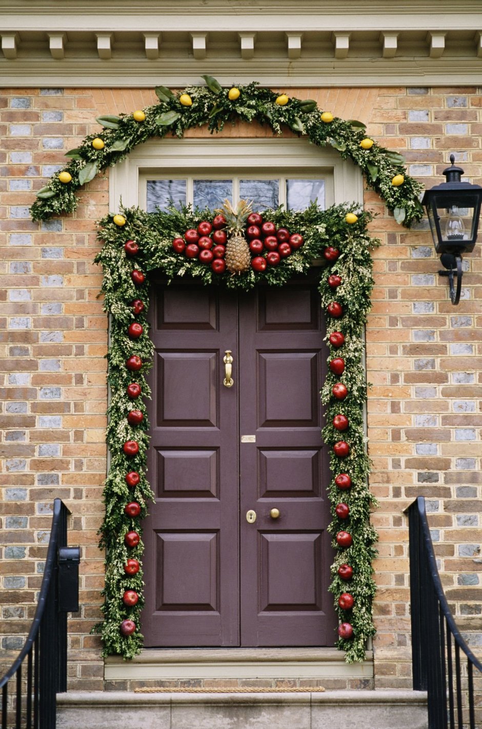 Новогоднее украшение входной двери (70 фото)