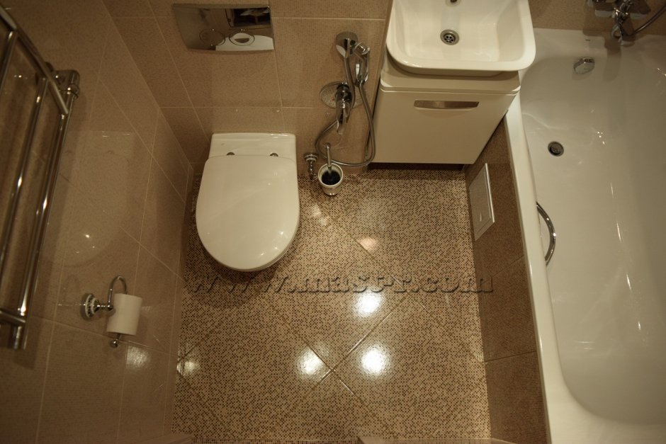 Дизайн ванной комнаты совмещенной с туалетом на полу камешки