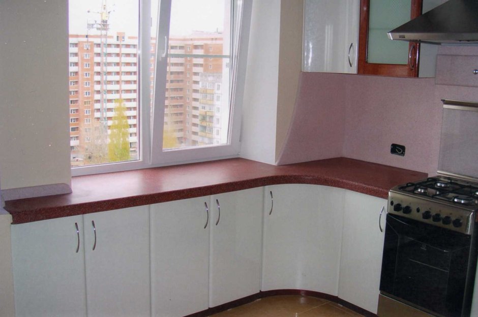 Кухонный гарнитур для маленькой кухни с окном