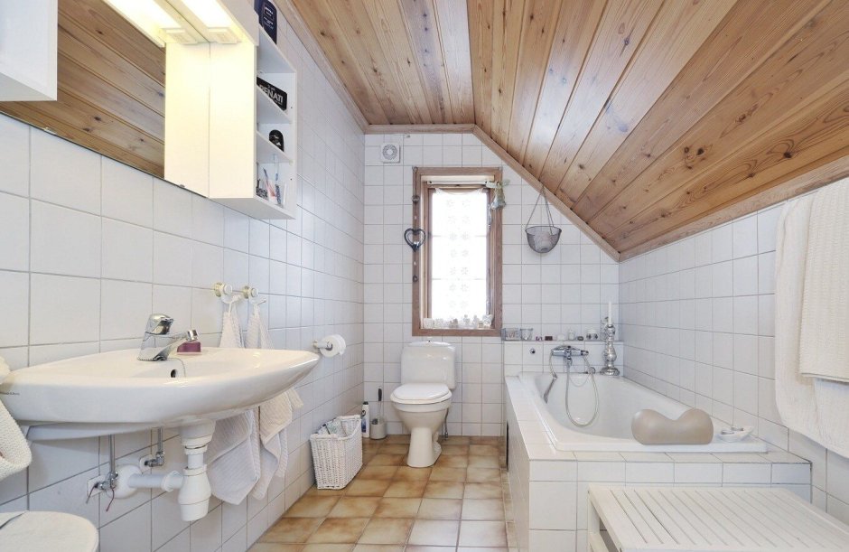 Ванная в частном деревянном доме