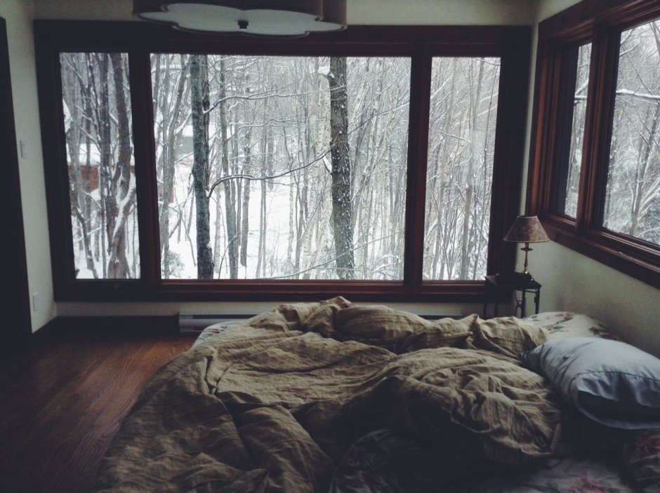 Уютная кровать у окна