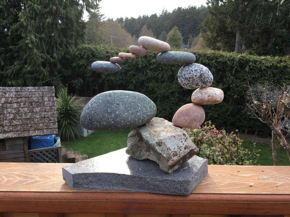 Каменная скульптура в саду
