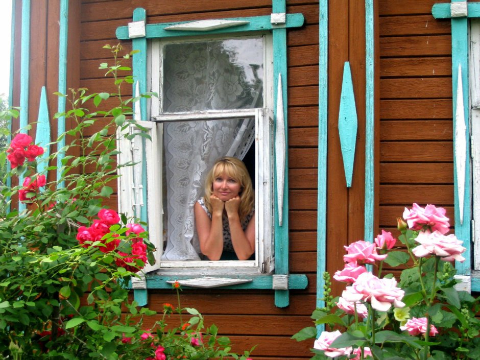 Окно в деревенском доме