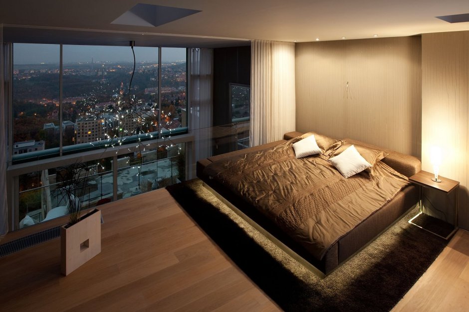 Светлая спальня с панорамными окнами