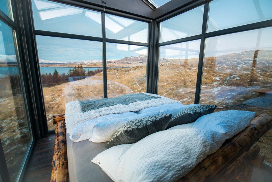 Уютная спальня с панорамными окнами